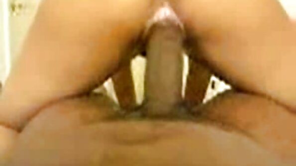 MILF klitoris üzerinde bir vibratör kullanırken lanet köylü kızı porn makineden zevk alıyor