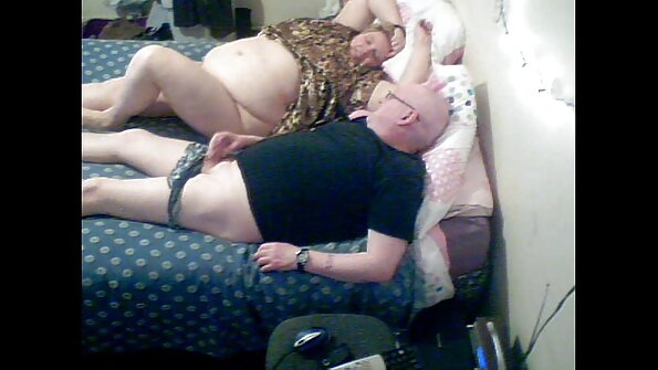 Bir grup seksi dövmesi olan bir esmer turbanlikoyluporno kanepede sikiliyor